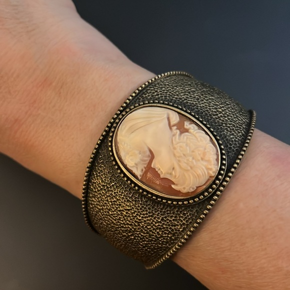 Amedeo cameo cuff bracelet - Picture 8 of 10